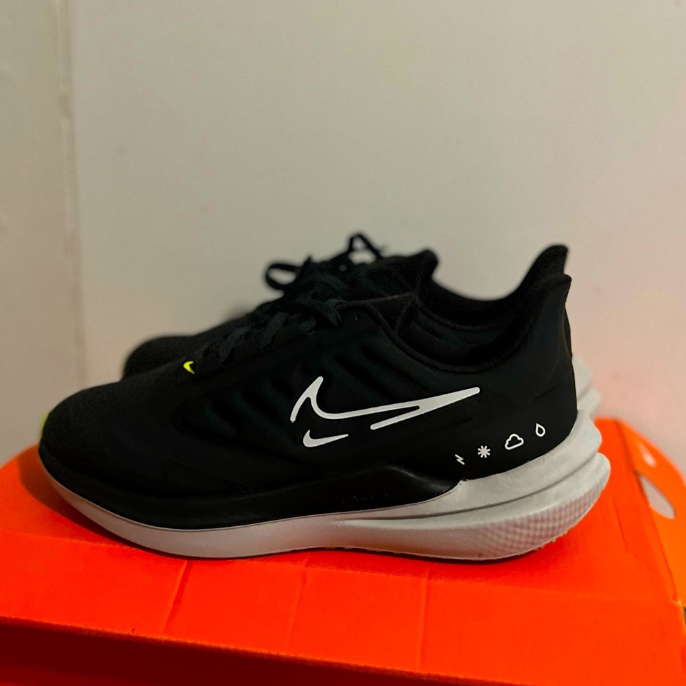 Nike Air Winflo 9 Shield "Blk/White/Volt" Sz 7.5